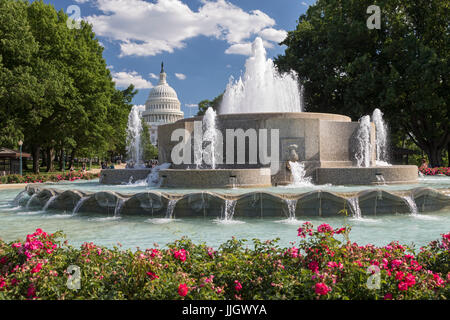 Washington, DC - La Fontaine du Sénat dans la Sénat Parc près du Capitole. Banque D'Images