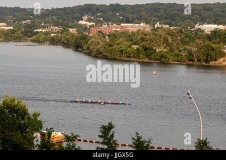 Washington, DC - un huit-woman rowing shell avec un barreur sur l'Anacostia River. Banque D'Images