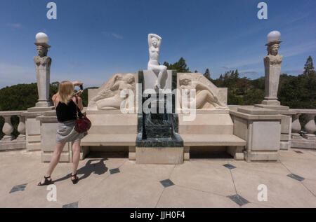 Jolie blonde muse, Hearst Castle, San Simeon,CA Banque D'Images