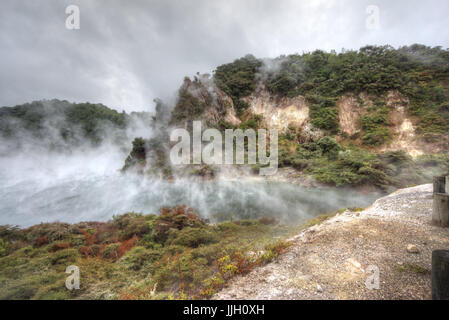 La vallée volcanique de Waimangu , Rotarua, Nouvelle-Zélande Banque D'Images