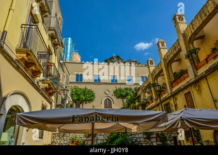 Petite place à Taormina, Sicile Italie avec une montagne et croisez dans la distance Banque D'Images