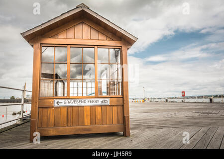 Service de traversier de passagers de Tilbury, salle d'attente et cabane sur la Tamise, Essex, Angleterre, Royaume-Uni Banque D'Images