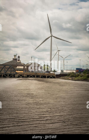 Éoliennes près du terminal passagers de Tilbury sur la Tamise, Essex, Angleterre, Royaume-Uni Banque D'Images