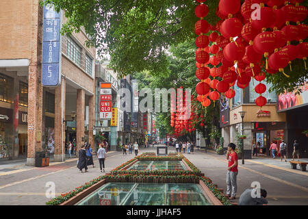 Guangzhou street life avec les gens de shopping dans la rue commerçante principale de Beijing Lu, Guangzhou, Chine Banque D'Images