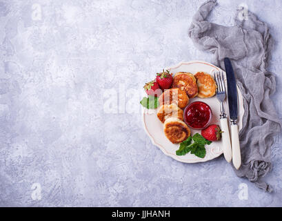 Crêpes au fromage avec de la confiture de fraises. Selective focus Banque D'Images