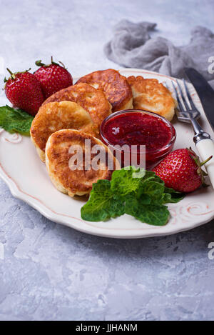 Crêpes au fromage avec de la confiture de fraises. Selective focus Banque D'Images