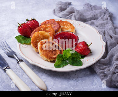 Crêpes au fromage avec de la confiture de fraises. Selective focus Banque D'Images