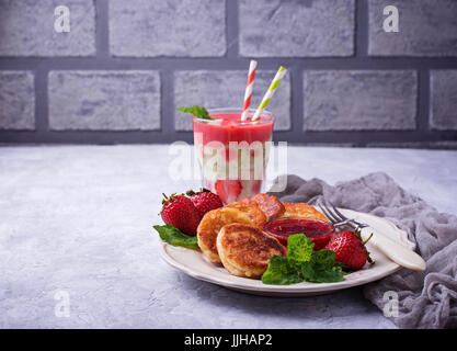 Crêpes au fromage avec de la confiture de fraises. Selective focus Banque D'Images