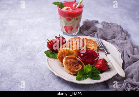 Crêpes au fromage avec de la confiture de fraises. Selective focus Banque D'Images