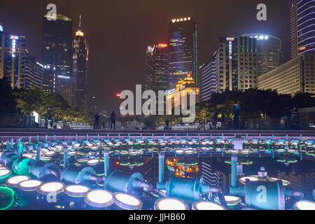 Fontaine Place Huacheng phares la nuit et paysage avec des gratte-ciel - Guangzhou, Chine CDB Banque D'Images