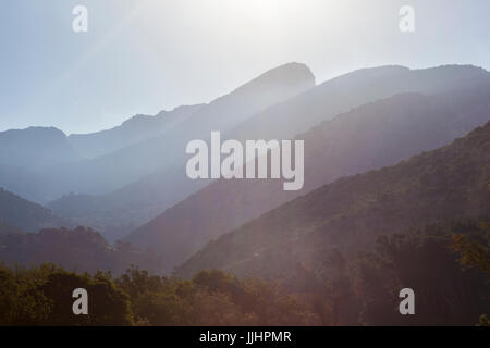 Vue des montagnes ner la célèbre allée Caminito del Rey ville près de Alora. Province de Malaga, Espagne Banque D'Images