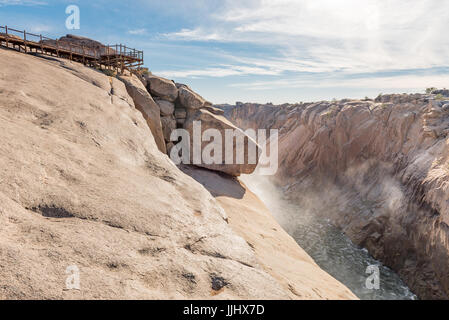 AUGRABIES FALLS NATIONAL PARK, AFRIQUE DU SUD - 12 juin 2017 : un point de vue et la promenade au-dessus de la gorge à la chute d'Augrabies Banque D'Images