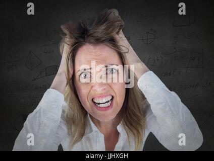 Femme d'affaires frustrés contre mur gris et graphiques mathématiques Banque D'Images