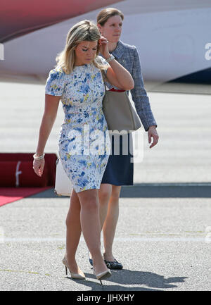 Natasha Archer (à gauche) à la styliste de la duchesse de Cambridge et Maria Borrallo, nounou à Prince George et la Princesse Charlotte arrivant à l'aéroport de Berlin en Allemagne. Banque D'Images