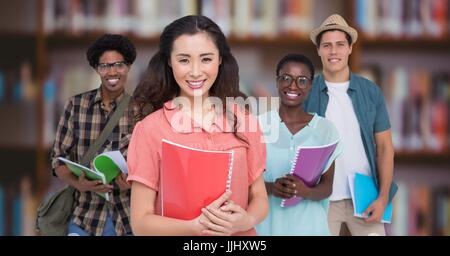 College Students Against blurry bookshelf Banque D'Images