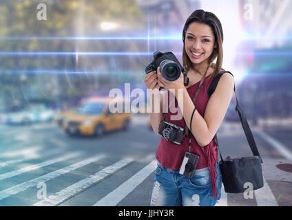 Jeune photographe sur la ville en 3d à l'aide de fusées éclairantes et des lumières partout Banque D'Images