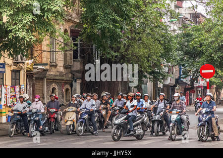 Scène de rue au petit matin en moto, Hanoi Vietnam Banque D'Images