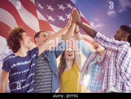 Drapeau américain avec des jeunes des cinq mains ensemble Banque D'Images