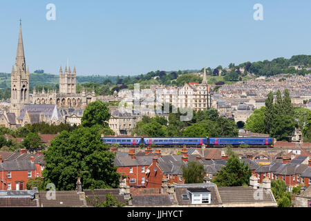 BATH, Royaume-Uni - Mai 26, 2017 : Long shot de la ville de Bath avec un grand train de l'ouest en passant par la partie inférieure du cadre. Banque D'Images