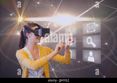 Image composite d'une femme utilisant la réalité virtuelle Banque D'Images