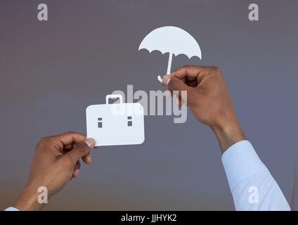 Hands holding umbrella et valise en papier Banque D'Images