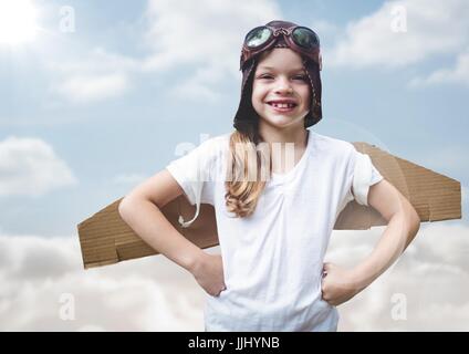 Fille en costume pilote contre ciel avec flare Banque D'Images