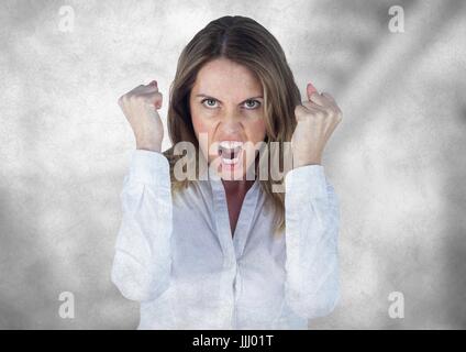 Femme d'affaires en colère contre l'escalier gris floue avec grunge overlay Banque D'Images