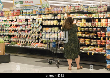 Femme magasiner dans des étagères de fruits et de salades préparées, supermarché Albertsons, Pasco, Washington State, Etats-Unis Banque D'Images