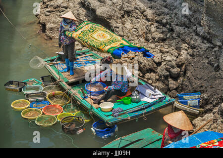 Les pêcheurs de la baie de Halong Vietnam Banque D'Images