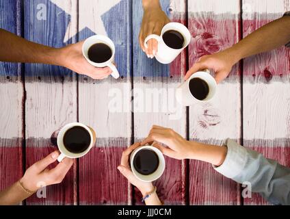 Les amis d'avoir un café ensemble contre le drapeau américain Banque D'Images