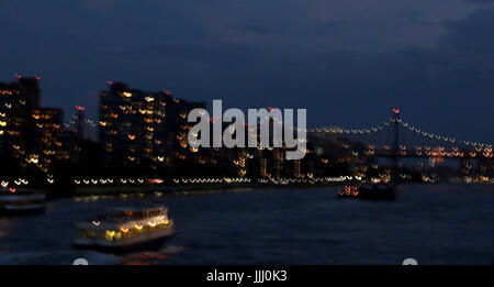 L'obturation lente de l'East River avec voile, pont et les lumières de la ville Banque D'Images