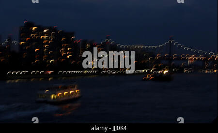 L'obturation lente de l'East River avec voile, pont et les lumières de la ville Banque D'Images