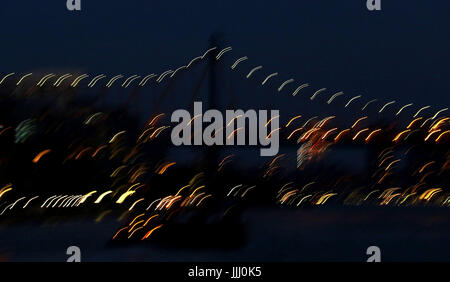 Slow motion blur de Ed Koch Pont sur l'East River, au crépuscule Banque D'Images