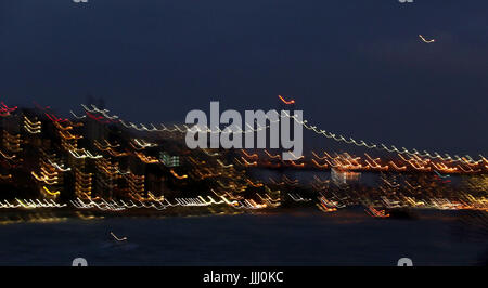 Slow motion blur de Ed Koch Pont sur l'East River, au crépuscule Banque D'Images