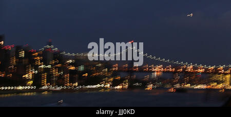 Slow motion blur de Ed Koch Pont sur l'East River, au crépuscule Banque D'Images