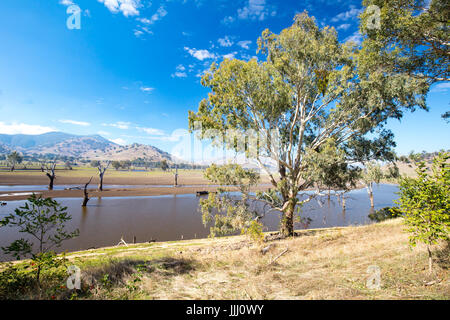 La vue sur le lac de Hume et la rivière Murray de près de Victoria, en Australie à Kiewa Banque D'Images