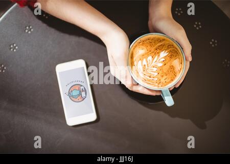Téléphone avec l'icône de l'éducation à l'écran Banque D'Images