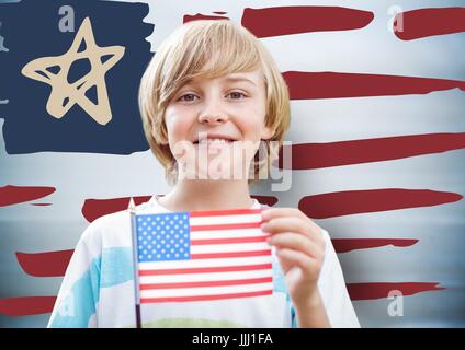 Boy holding american flag contre hand drawn drapeau américain et trouble fond bleu Banque D'Images