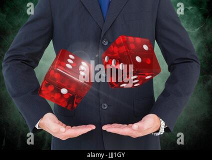 Mains tenant les jeux 3d dans l'air des dés Banque D'Images