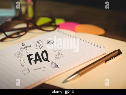 FAQ doodle sur le bloc-notes avec stylo et lunettes Banque D'Images