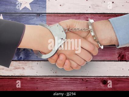 Liaison avec des menottes contre drapeau américain en arrière-plan Banque D'Images