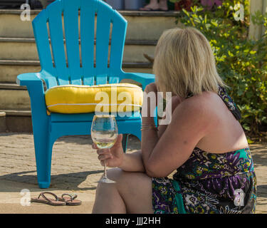 Pas de femme tenant un verre de vin blanc Banque D'Images