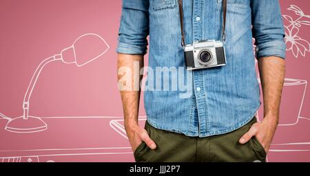 L'homme millénaire avec caméra mid section contre rose et blanc bureau dessiné à la main Banque D'Images