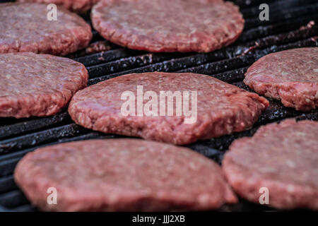 Close up de pâtés de bœuf sur le grill Banque D'Images