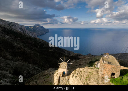 La Grèce, l'île de Karpathos, en haut d'Olympos village de moulins à vent et une église sont imbriquées dans des maisons traditionnelles de couleur très Banque D'Images