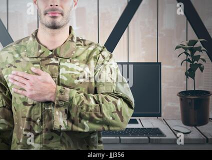 Soldat avec la main sur le coeur en face de son bureau Banque D'Images