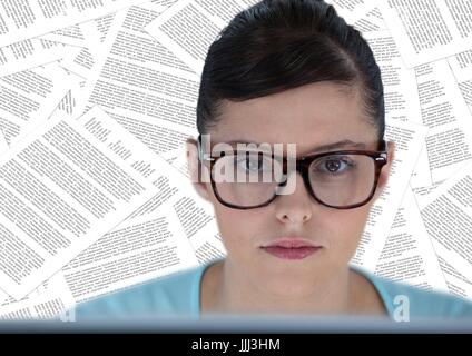 Close up of woman at computer contre documents toile Banque D'Images