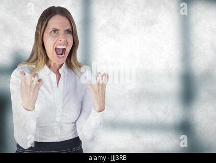 Femme d'affaires en colère contre le bureau gris floue avec grunge overlay Banque D'Images