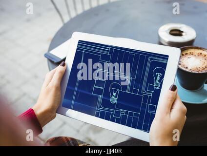 Les mains avec tablette avec plan sur elle (bi-ton : bleu foncé et bleu clair) Banque D'Images