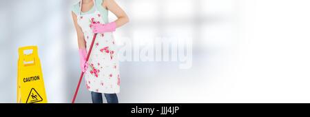 La vadrouille humide avec du nettoyant marbre signe avec arrière-plan lumineux Banque D'Images